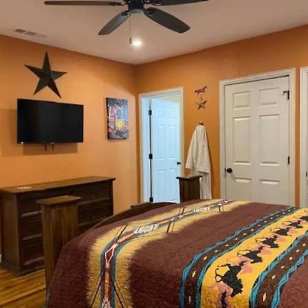Stockyards!-1 Block Away ! Cowboy Cottage Sleeps 9 沃思堡 外观 照片