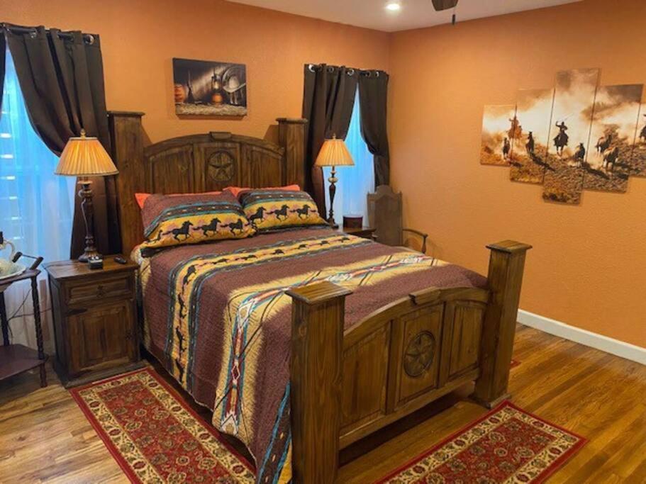 Stockyards!-1 Block Away ! Cowboy Cottage Sleeps 9 沃思堡 外观 照片