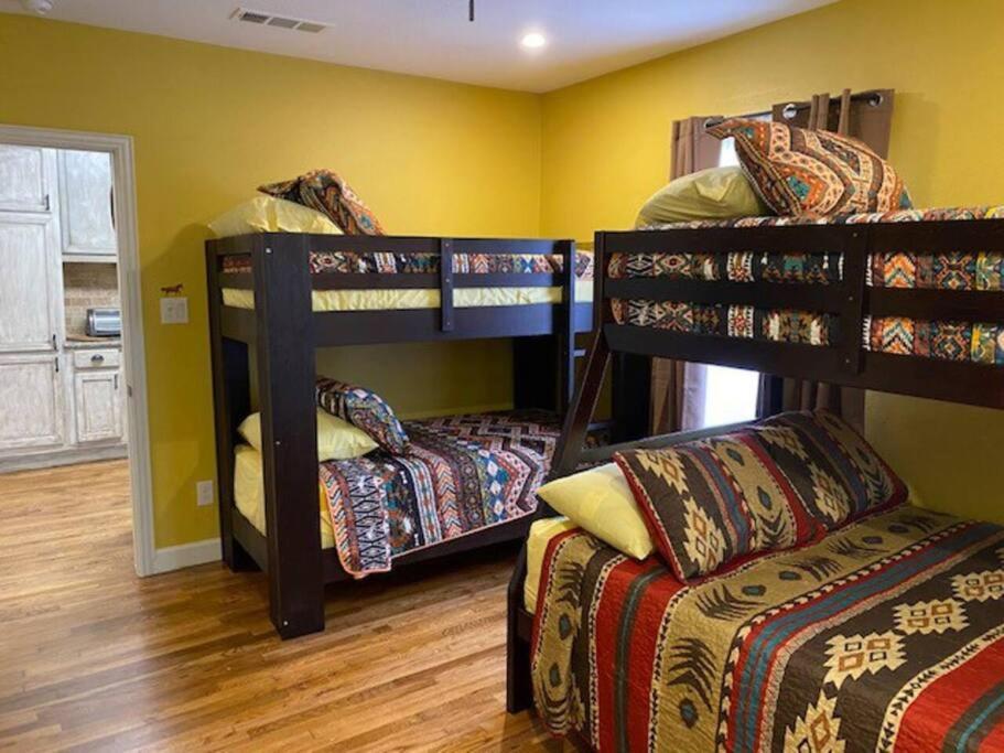 Stockyards!-1 Block Away ! Cowboy Cottage Sleeps 9 沃思堡 外观 照片