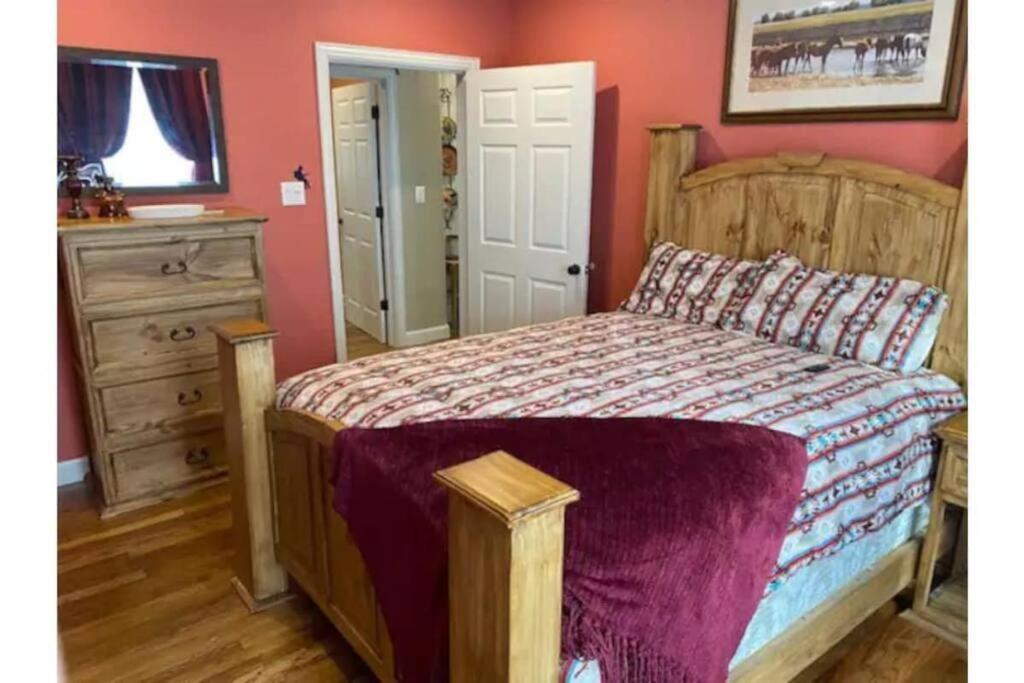 Stockyards!-1 Block Away ! Cowboy Cottage Sleeps 9 沃思堡 外观 照片