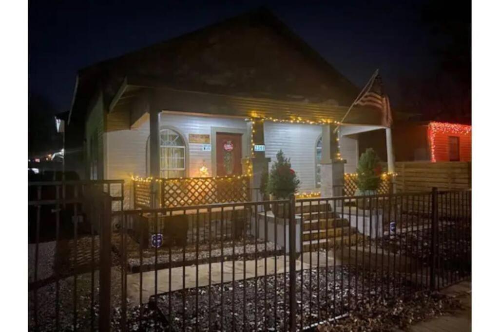 Stockyards!-1 Block Away ! Cowboy Cottage Sleeps 9 沃思堡 外观 照片