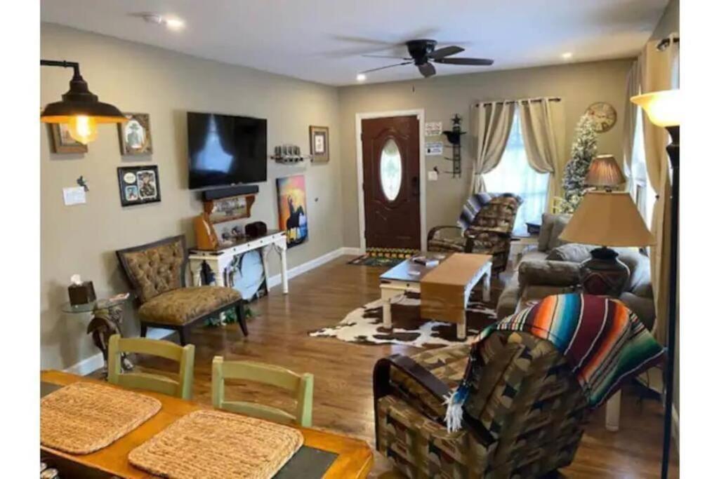 Stockyards!-1 Block Away ! Cowboy Cottage Sleeps 9 沃思堡 外观 照片