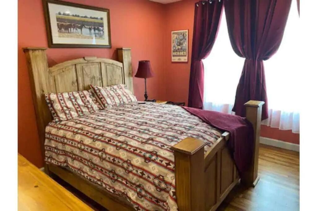Stockyards!-1 Block Away ! Cowboy Cottage Sleeps 9 沃思堡 外观 照片